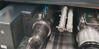 Mae Rholeri Ffibr Carbon yn cael eu Defnyddio mewn Offer Peiriannau Malu, Ac ...